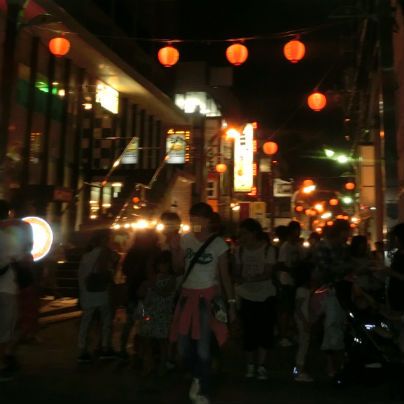 もみじ通りに多くの提灯がともっており、その下にはタクサンの人通りで賑わっています。