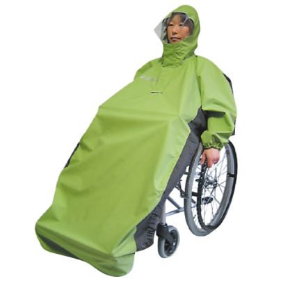 車椅子に乗った女性が黄緑色のレインコートを着ています。