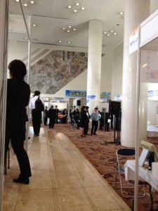 ホテル阪急エキスポパークのホールでビジネスマッチングフェア2012 with 大阪大学を催しています。人はそこそこ入っています。