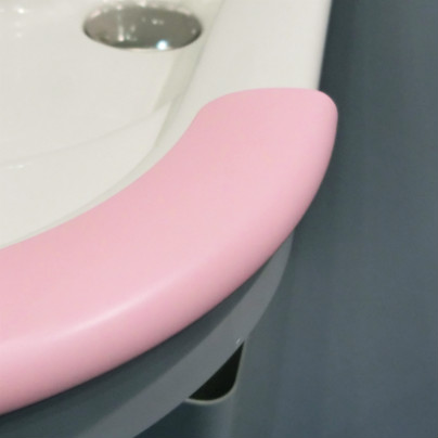 ピンクのこれは、洗面化粧台の縁につくクッション