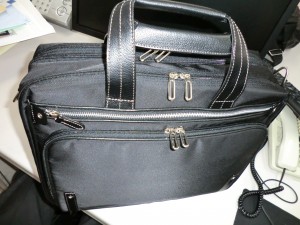 新しく買った仕事用の鞄。真っ黒でA4ファイルを収納できる大きさです