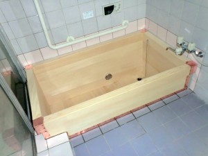 古い木風呂を新しい木風呂に交換をしました。壁にＬ字形の白い手すりが取り付けられています。