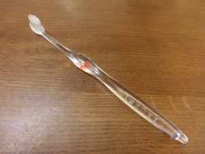 １本１０００円の高級歯ブラシ・MISOKAの透明な軸が木製の机の上に置いてあります