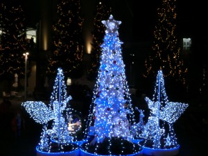 青い電飾で飾られたクリスマスツリーの左右にやはり青い電飾の天使