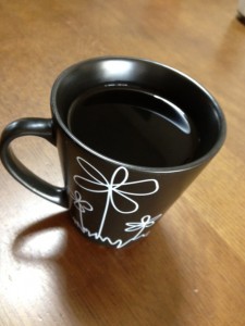 黒いマグカップは普通の二杯分くらいの大きさ、そこにコーヒーがなみなみと入っています。