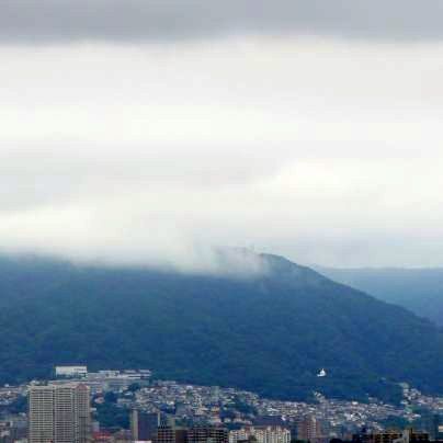 宝塚方面の山には雲がかかっています