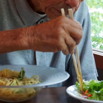 イタリア料理ですが箸で食するところ。左に見える透明の器に入っている麺は冷麺にも見えなくはないですが、冷製パスタです。