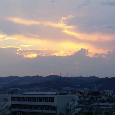 宝塚方面の山へ沈んでゆく夕日