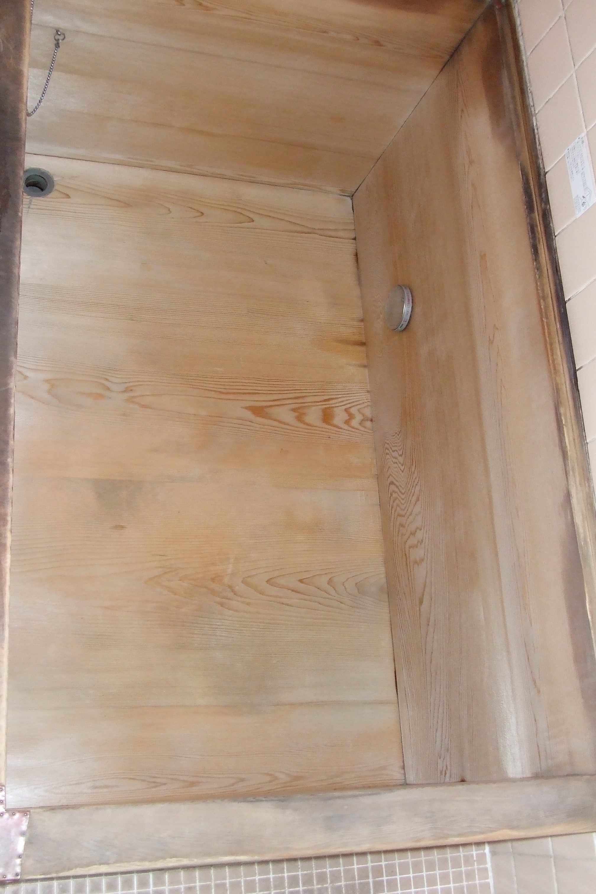納品後２７年たった木製浴槽を補修しました。