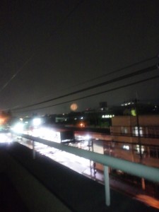 猪名川花火大会2011で、打ち上げ花火を自宅から見た様子です。奥の方に小さく映っているのが花火