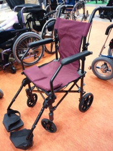 小型の車椅子。幅が狭く小型です。紫色のシートです、