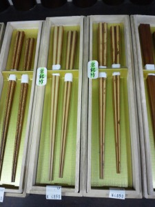 竹で作ったお箸を白い紙箱に入ったまま陳列しています。数は三膳