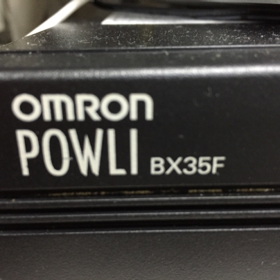 黒い箱には、OMRON POWLI BX35F　と白い文字で書いてあります。