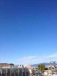 青い空に、ほんの少しの白い雲