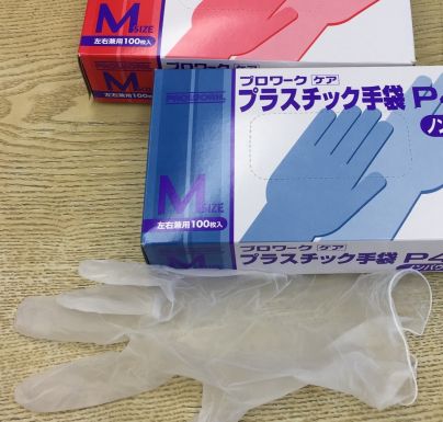 新製品のプラスチック手袋とその外箱