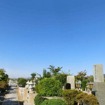 雲ひとつ無い青空の下に、墓地が広がっています。