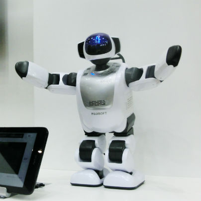 白い介護ロボットが手を広げています。