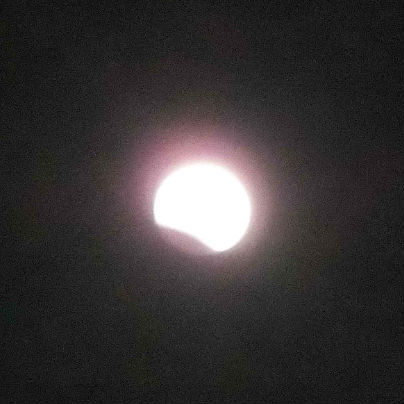 夜空で月が左の斜め下から欠けはじめています。
