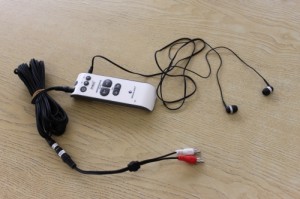 デジタル式集音器 ベルマン マキシ BE2020にイヤホンとテレビ接続用のピンプラグ付コードの写真