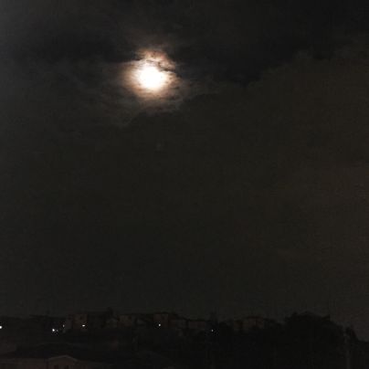 雲の切れ間にまん丸いお月様が覗いています。
