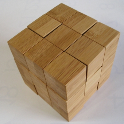 木製の立方体はルービックキューブのようです。