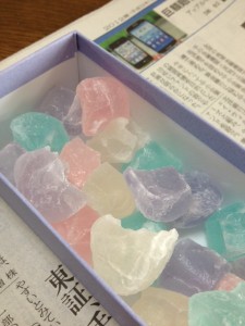 細長い紙箱に薄桃色や青や薄紫色のお菓子がたくさんはいっています。