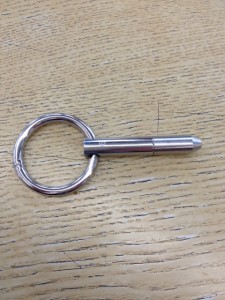 鉄製のながさ３センチ程度棒に、直径３センチ程度で鉄製のリングがついています