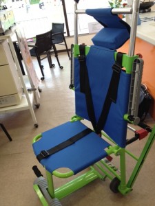 緑色のフレームに青いシートがついた非常時脱出用の車椅子です。