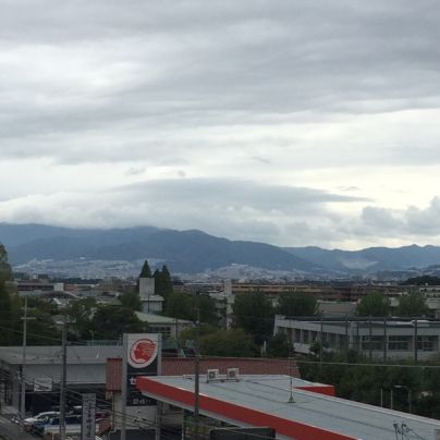 宝塚方面の山々の山頂付近は雨雲に覆われています。