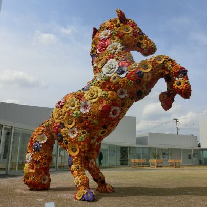 十和田市現代美術館の屋外展示、馬の彫刻「フラワー・ホース」