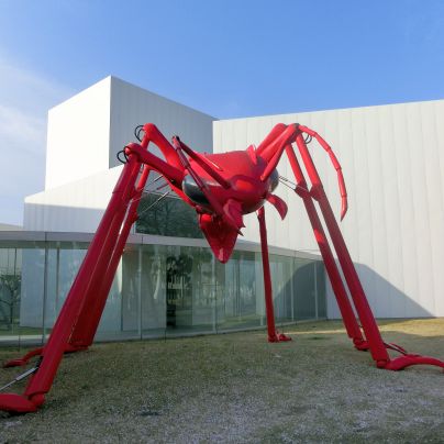 赤い巨大な蟻が、美術館の前に置いてあります。