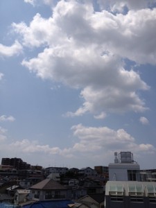 六甲山系の上空は、半分ほどが雲に覆われているものの青空がのぞいています。